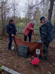 на территории Пречистенского сельского поселения проходят субботники по благоустройству мест, посвящённых героям Великой Отечественной войны - фото - 3